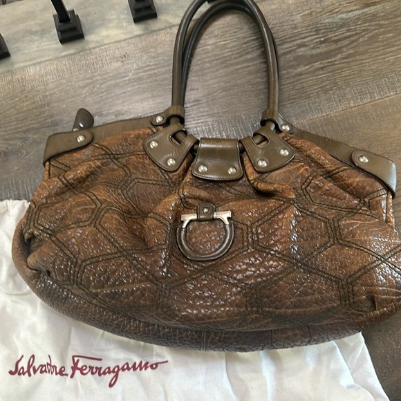 Authentic vintage Salvatore Ferragamo Olive Green Purse - Picture 4 of 7